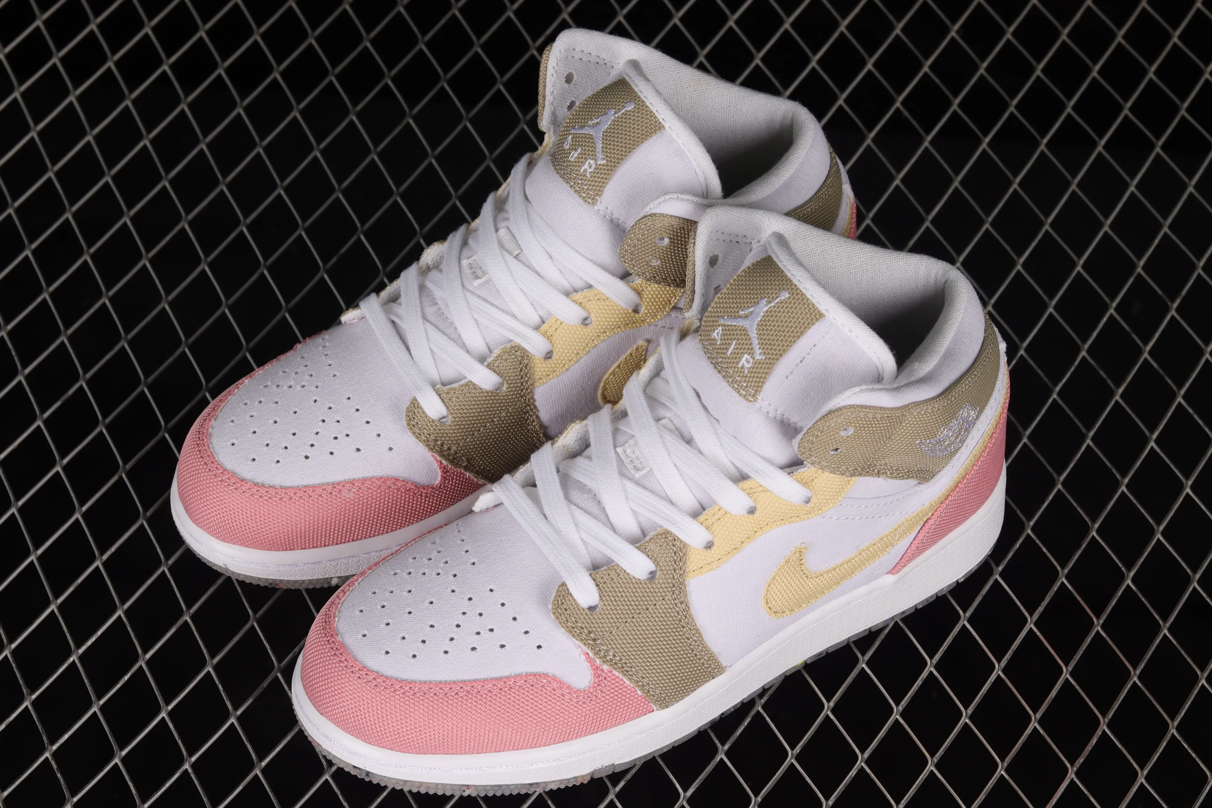 All categories Air Jordan Jordan series basketball shoes Air Jordan 1 Mid G version pure original Air Jordan 1 Mid AJ1 candy powder Zhongbang basketball shoes DJ0338-100